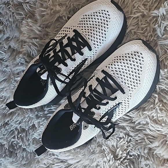 Brooks Revel 4 White and Black Running Shoes - Picture 1 of 12